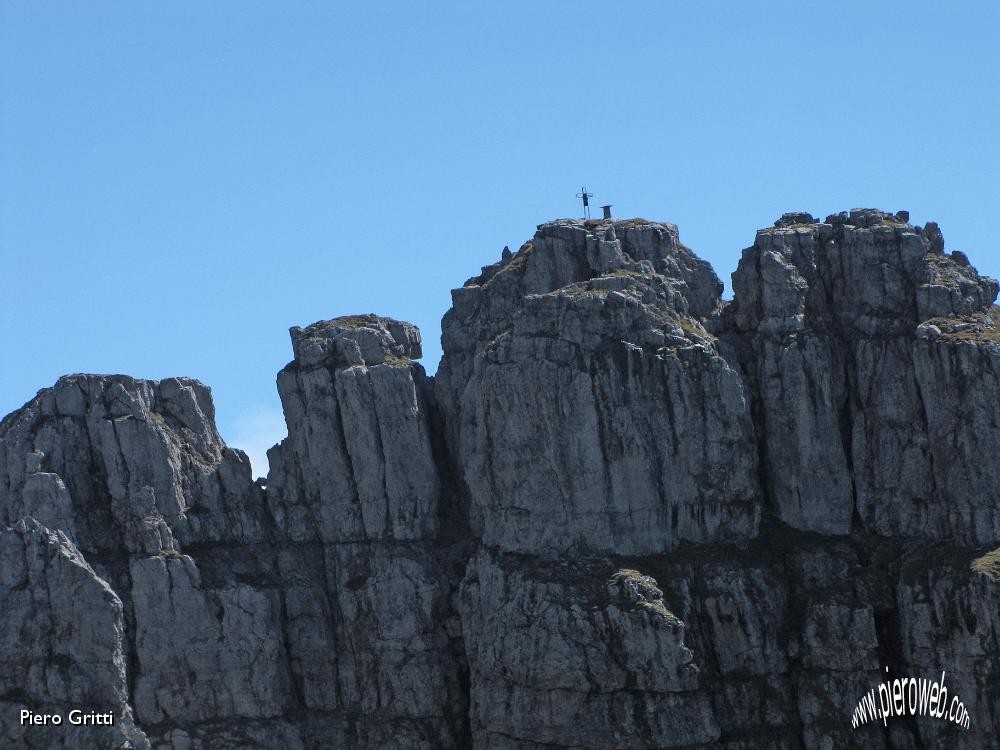 26 Zoom vicino verso la croce del Campelli.JPG